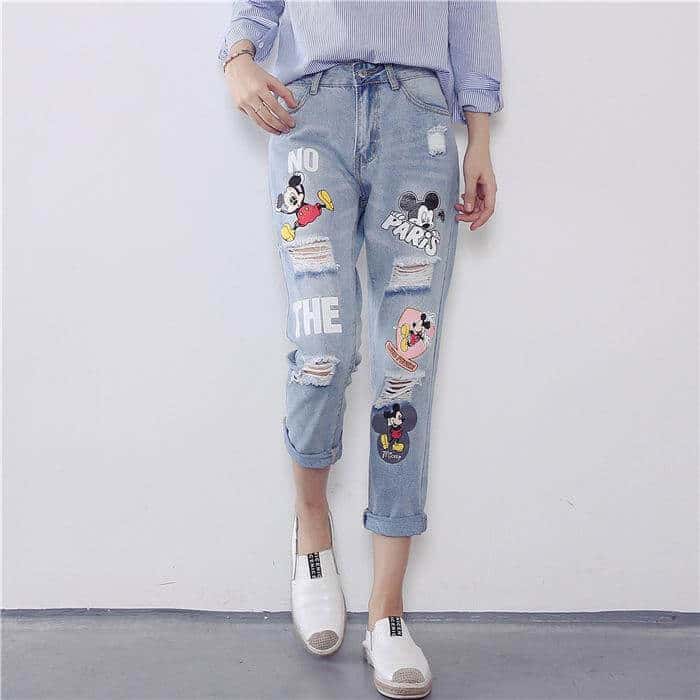 Kawaii pants are not very special in their cut, they differ from ordinary pants rather in the color and design of the fabric. For example, there are wonderfully comfortable leggings that simply have a cute Kawaii motif. For which occasion do you want the pants in Japan style? Of course you should know before you buy the trousers for what purpose you want them and what requirements are made of them. After all, not only the colour, style and cut depend on it, but also the material used. Kawaii and cosplay fans probably like to wear the great clothes in Japanese style at work, school and university, but maybe less extravagant than the party among like-minded people on Saturday night. You should also think about the weather conditions, because of course there are Kawaii pants in many different materials, so that you can look great even in winter and don't have to freeze. Different cuts As already indicated, every trouser cut can be Kawaii, it just depends a lot on the prints, the applications and some style elements like ruffles or chains. Accordingly, you can even integrate a normal pant, e.g. a simple pink leggings, into your Kawaii outfit. Whether leggings, shorts, three-quarter length pants, or a casual wide cut with extra wide legs - the options are endless. Design, colour and material for Kawaii Fashion So there are many different cuts, but what is it that finally makes a great Kawaii pant? Basically it is the materials, print, appliqués and colours that make a pair of pants a Kawaii pant in Japan or Harayuku style. Incredibly popular are frills and other playful details like rhinestones, pearls, sequins, etc. In prints are cute girls, anime characters, Hello Kitty and Co. very popular. Cute kittens, pokémons, mascots and similar things are also very popular. Leggings are - as far as pants are concerned - the perennial favourite for Kawaiian women Leggings are especially popular when it comes to Kawaiian style pants. Typically, girls and women associate the Kawaiian style with dresses and skirts. The chic leggings are somewhere in between, because you can combine them with an elaborate top and look correspondingly "girlie". Remember, "Kawaii" means cute and the goal is to look really cute and girlish. The whistle is to combine innocence with a certain amount of sexy and create a great Japan style. You can be very creative and put together your own clothes. Try to find your own way and style by sticking roughly to the basic idea and adapting it to your individual taste. Often you can use many of your own clothes and just buy a few additional pieces, which should be Kawaiian in particular. Our extensive offer for women concerning Kawaii and K-Pop Fashion Of course we have all kinds of great pants for you, including premium brands like Harayuku. Just browse a little bit and get inspired!